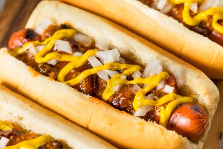 Hausgemachter Coney Island Hot Dog mit Chili und Senf
