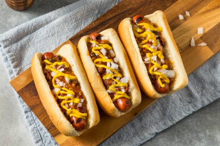 Hausgemachter Coney Island Hot Dog mit Chili und Senf