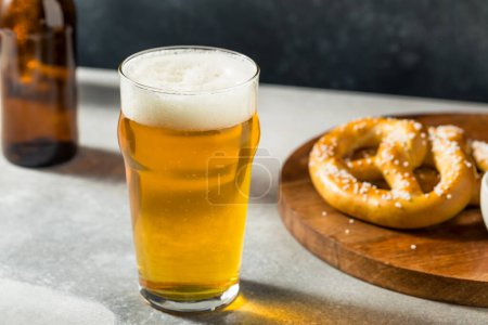 Téléchargez les photos : Bière rafraîchissante froide Oktober Fest avec bretzels et moutarde - en image libre de droit