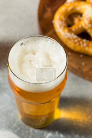 Foto de Cerveza refrescante fría del festival de octubre con Pretzels y mostaza - Imagen libre de derechos