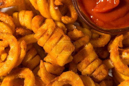Téléchargez les photos : Frites frisées maison assaisonnées avec ketchup - en image libre de droit