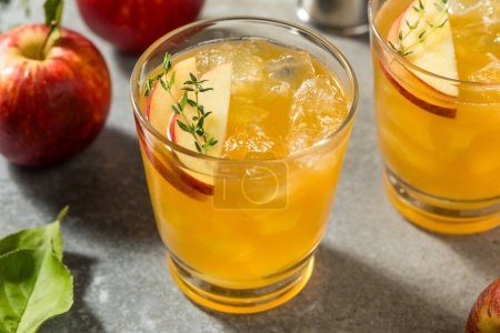 Téléchargez les photos : Cocktail de cidre de pomme frais avec bourbon et thym - en image libre de droit
