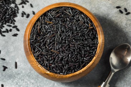 Foto de Arroz prohibido negro seco orgánico en un tazón - Imagen libre de derechos