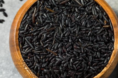 Téléchargez les photos : Riz noir sec biologique interdit dans un bol - en image libre de droit