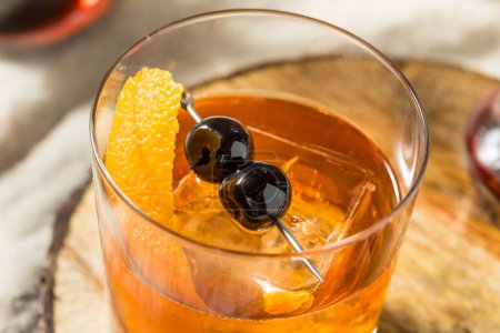 Téléchargez les photos : Boozy sirop d'érable Cocktail à l'ancienne avec Bourbon et cerises - en image libre de droit