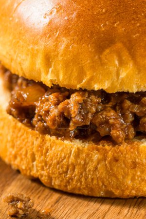 Téléchargez les photos : Sandwich Joe bâclé au barbecue fait maison avec des jetons - en image libre de droit