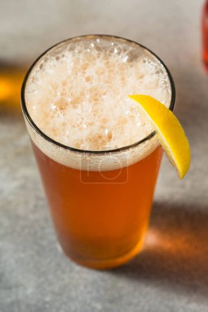 Téléchargez les photos : Boozy Cold Spaghett Cocktail de bière avec une garniture de citron - en image libre de droit
