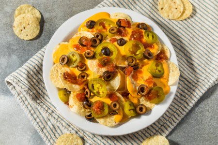 Téléchargez les photos : Nachos mexicains de base faits maison au fromage Jalapeno et aux olives - en image libre de droit