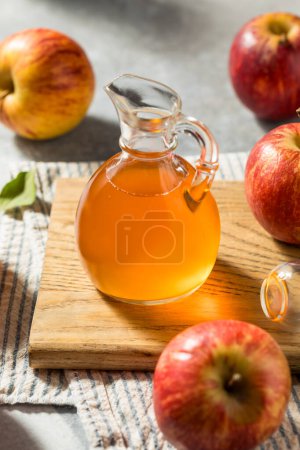 Foto de Vinagre de sidra de manzana agria ecológica para cocina y salud - Imagen libre de derechos
