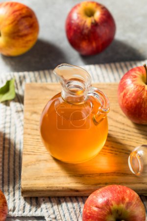Téléchargez les photos : Vinaigre de cidre de pomme aigre bio pour la cuisson et la santé - en image libre de droit