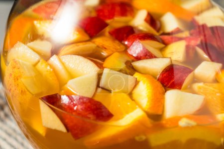 Téléchargez les photos : Cocktail de Sangria au cidre de pomme rafraîchissant froid avec vin - en image libre de droit