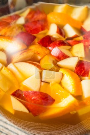 Téléchargez les photos : Cocktail de Sangria au cidre de pomme rafraîchissant froid avec vin - en image libre de droit