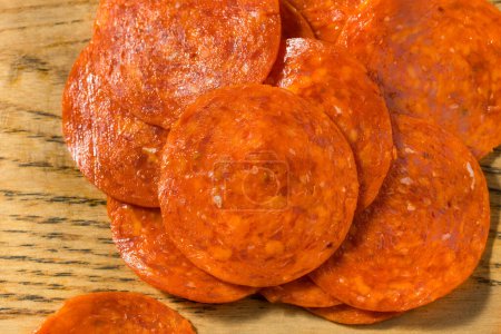Téléchargez les photos : Tranches de pepperoni bio non salées dans une pile - en image libre de droit