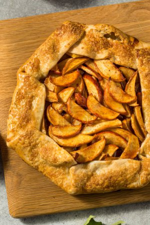 Téléchargez les photos : Dessert sucré à la galette de pommes bio avec sucre à la cannelle - en image libre de droit