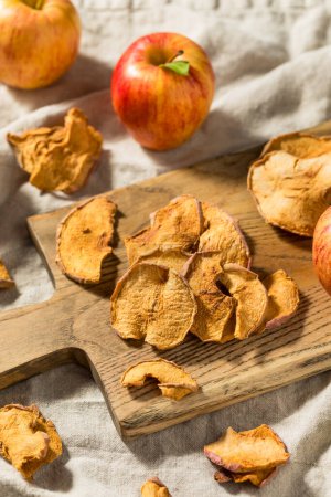 Téléchargez les photos : Vegan maison sain chips de pommes prêtes à manger - en image libre de droit