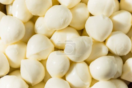 Téléchargez les photos : Perles de mozzarella bio crues saines au basilic - en image libre de droit