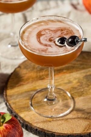 Téléchargez les photos : Cocktail rafraîchissant au cidre de pomme Manhattan avec Bourbon et Vermouth - en image libre de droit