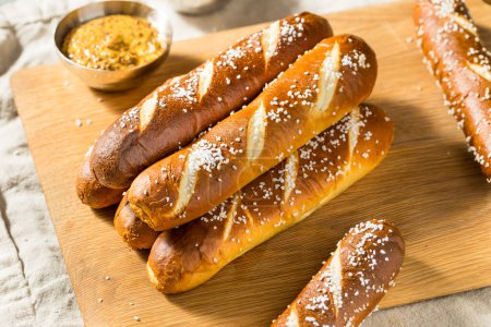 Téléchargez les photos : Bâtonnets de pain bretzel doux faits maison avec du sel - en image libre de droit