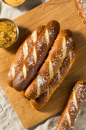 Foto de Palos caseros suaves del pan del Pretzel con la sal - Imagen libre de derechos