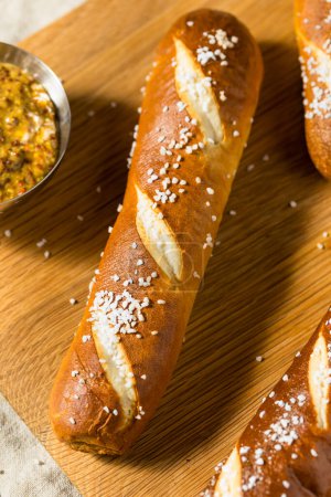 Foto de Palos caseros suaves del pan del Pretzel con la sal - Imagen libre de derechos