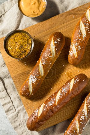 Téléchargez les photos : Bâtonnets de pain bretzel doux faits maison avec du sel - en image libre de droit