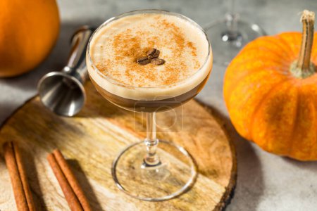 Téléchargez les photos : Boozy Pumpkin Spice Espresso Martini avec Vodka - en image libre de droit