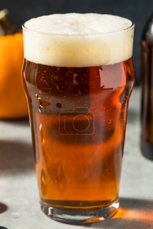Téléchargez les photos : Boozy rafraîchissant froid citrouille Ale bière artisanale dans une pinte de verre - en image libre de droit