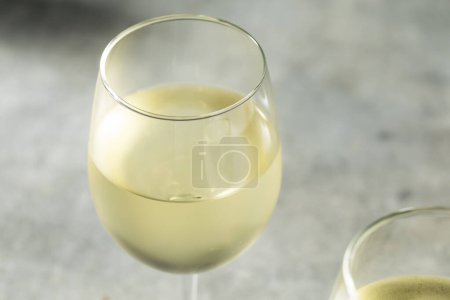 Foto de Vino blanco Sauvignon ecológico en una copa - Imagen libre de derechos