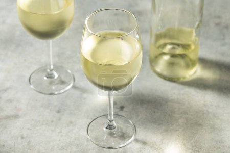 Téléchargez les photos : Boozy vin blanc de sauvignon biologique dans un verre - en image libre de droit