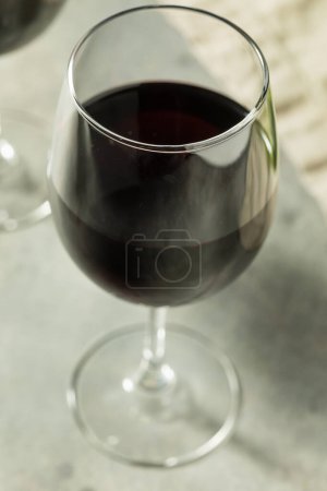 Téléchargez les photos : Boozy Pinot Noir Vin rouge dans un verre - en image libre de droit