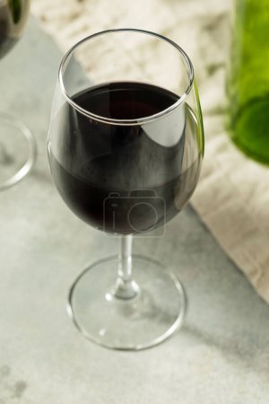 Téléchargez les photos : Boozy Pinot Noir Vin rouge dans un verre - en image libre de droit