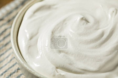 Téléchargez les photos : Dessert de crème fouettée blanche sucrée dans un bol - en image libre de droit
