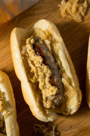 Foto de Sandwich de bratwurst alemán casero con chucrut y mostaza - Imagen libre de derechos