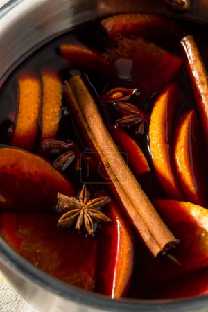 Foto de Vino tinto caliente con especias refrescantes con canela y naranja - Imagen libre de derechos