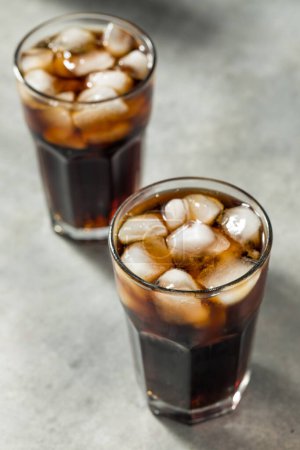 Téléchargez les photos : Cola brun foncé rafraîchissant froid avec glaçons - en image libre de droit