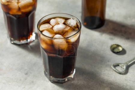 Foto de Frío Refrescante Cola marrón oscuro con cubitos de hielo - Imagen libre de derechos
