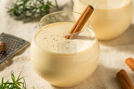 Téléchargez les photos : Cocktail de lait de poule froid Boozy au rhum pour Noël - en image libre de droit
