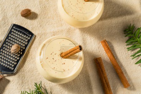 Téléchargez les photos : Cocktail de lait de poule froid Boozy au rhum pour Noël - en image libre de droit