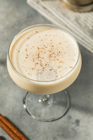 Téléchargez les photos : Boozy Frozen Eggnog Martini Cocktail avec Brandy - en image libre de droit