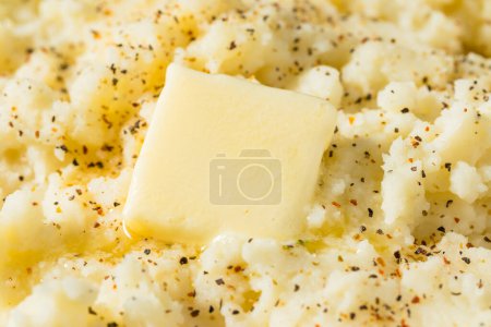 Téléchargez les photos : Pommes de terre en purée blanche maison avec sel et beurre - en image libre de droit