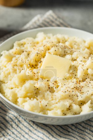 Téléchargez les photos : Pommes de terre en purée blanche maison avec sel et beurre - en image libre de droit