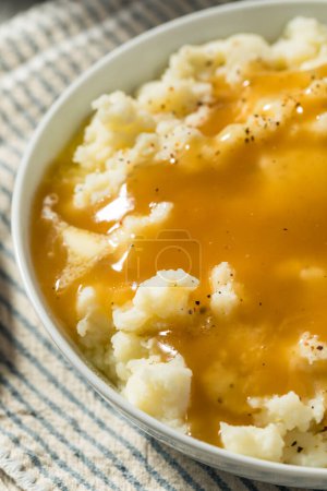 Téléchargez les photos : Sauce de dinde maison et purée de pommes de terre au beurre - en image libre de droit