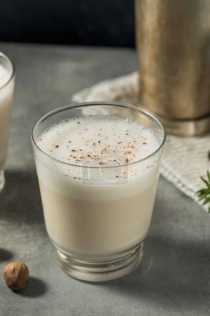 Foto de Cremoso ponche de leche de borbón frío con nuez moscada para Navidad - Imagen libre de derechos
