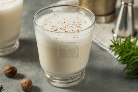 Téléchargez les photos : Punch au lait de bourbon froid crémeux avec noix de muscade pour Noël - en image libre de droit