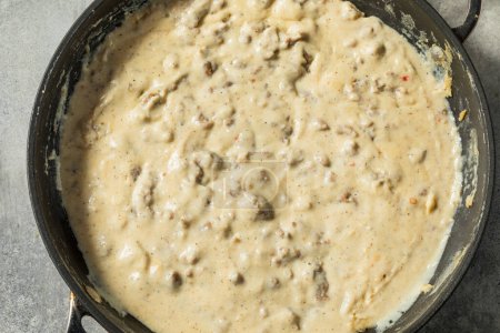 Téléchargez les photos : Sauce maison à la saucisse du Sud pour le petit déjeuner dans une casserole - en image libre de droit