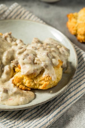 Téléchargez les photos : Biscuits maison du Sud et sauce pour le petit déjeuner - en image libre de droit