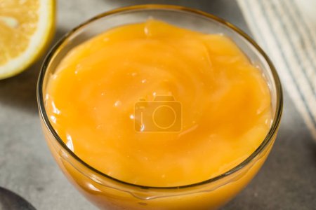 Foto de Cuajada de limón orgánica dulce se extiende en un frasco de vidrio - Imagen libre de derechos