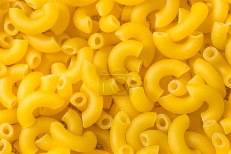 Téléchargez les photos : Nouilles Macaroni crues bio non cuites dans un bol - en image libre de droit