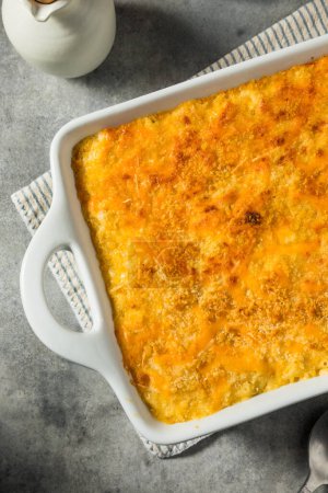 Téléchargez les photos : Macaronis et fromage cuits au four faits maison dans une casserole - en image libre de droit