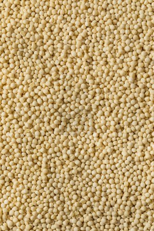 Téléchargez les photos : Grand couscous sec biologique dans un bol - en image libre de droit